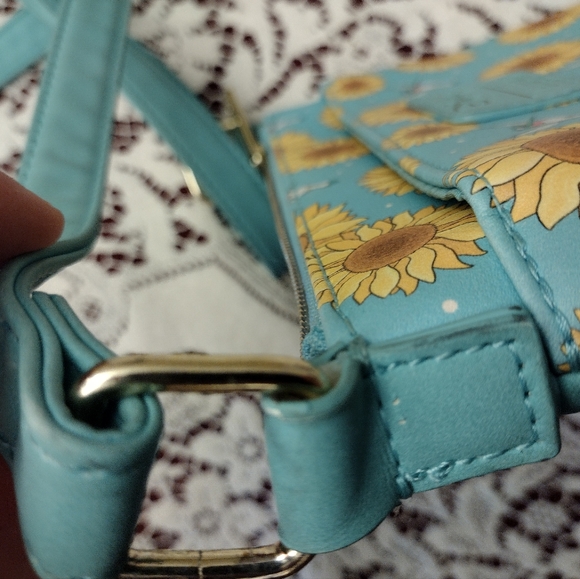 Loungefly Pocahontas Purse - Picture 4 of 5